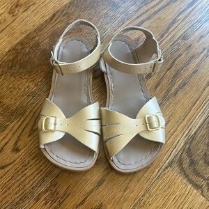 EUC saltwater sandals in gold. Size 1